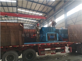 側卸式活化振動給料機正在裝車.png 側卸式活化振動給料機正在裝車.png