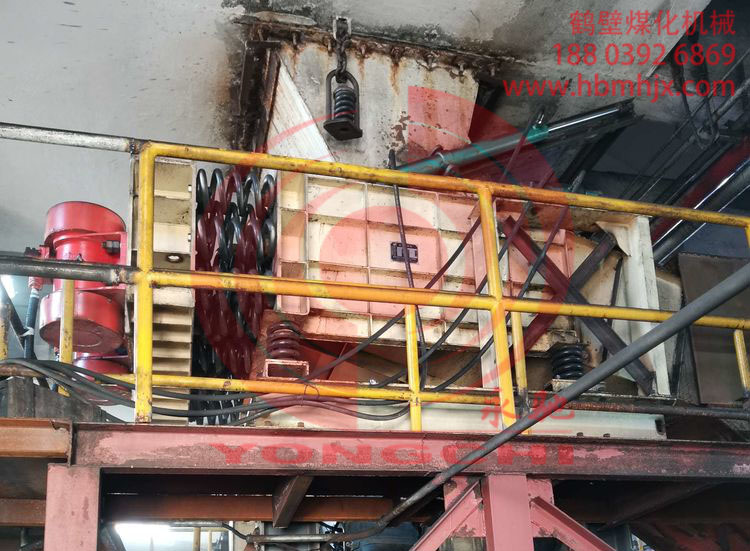 側卸活化給料機在金雞灘煤礦安裝調試完畢！